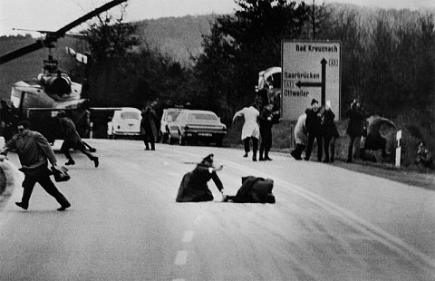 1971 Intercambio de disparos entre la policia y unos ladrones de bancos, en Saarbrcken, Repblica Federal de Alemania.