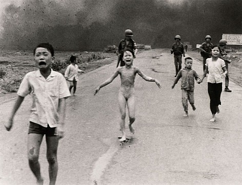 1972 Phan Thi Kim Phuc, en el centro, corre de la escena donde los aviones de las tropas sudvietnamitas han lanzado Napalm, en Trangbang, Vietnam del Sur.