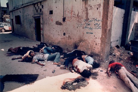 1982 Masacre de palestinos perpetada por las fuerzas falangistas cristinas en el campo de refugiados de Sabra y Shatila, en Beirut, Lbano.