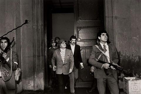 1973 Salvador Allende, momentos antes de su muerte durante el golpe de estado, en el palacio presidencial de la Moneda, en la capital Santiago de Chile.
