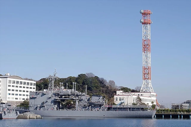 1024px-JS_Chiyoda_at_Yokosuka,_-14_Jan._2011_c