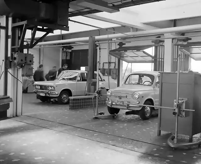 Budapest - Boldizs?r-Stra?e, die technische Station des Ungarischen Autoclubs.  1970