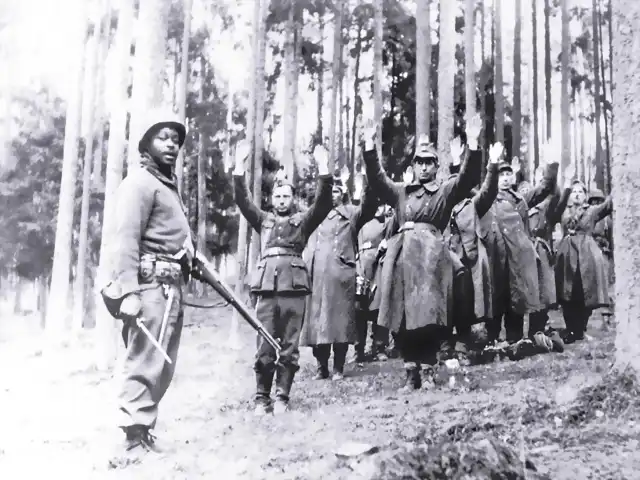 Soldado afroamericano con un grupo de prisioneros alemanes