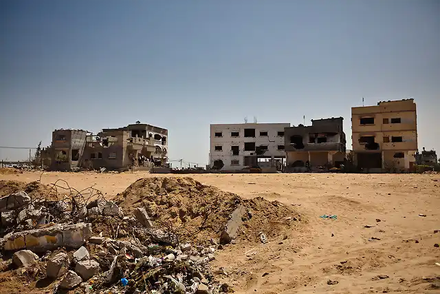 Damaged_housing_gaza_strip_april_2009