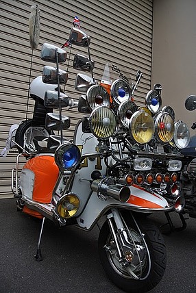 dbabc7c6de5d83a68861a2ae65aa5d82--vespa-scooters-lambretta