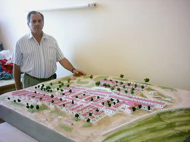 hi-Fernando y Maqueta de Barriada Atalaya-2005.jpg