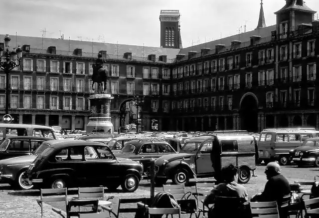 Plaza Mayor a?os 60. entices se pod?a aparcar y contemplar tu precioso 600 tomando un vino