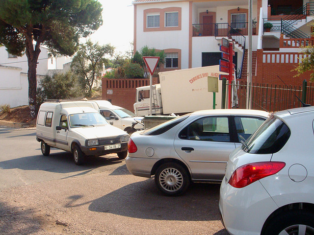 Furgonetas mal aparcadas en Riotinto--Fot.J.Ch.Q.-21.10.11 (2)