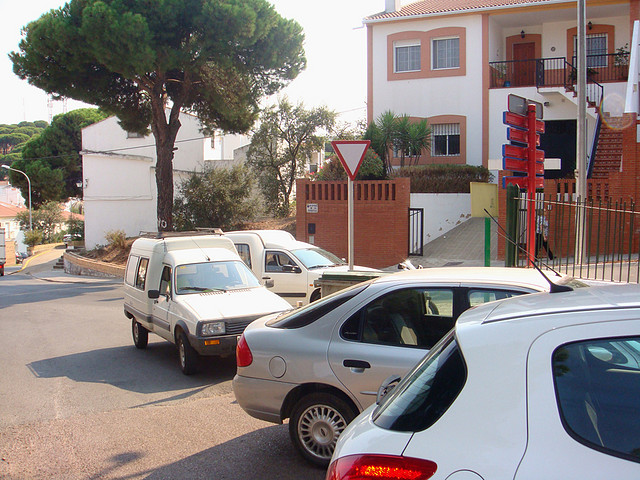 Furgonetas mal aparcadas en Riotinto--Fot.J.Ch.Q.-21.10.11 (1)