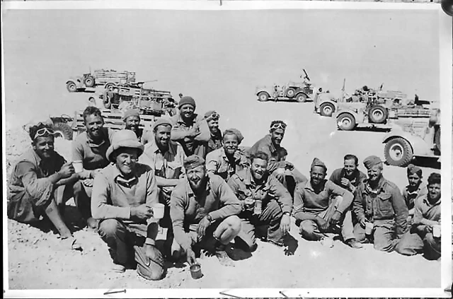 Integrantes del LRDG durante un descanso en el desierto 1941