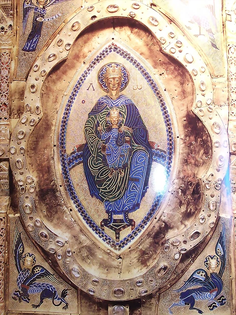 Frontal de San Miguel in Excelsis,placa central con la sedes sapientiae con el tetramorfos y detalle. (12) Frontal de San Miguel in Excelsis,placa central con la sedes sapientiae con el tetramorfos y detalle. (12)