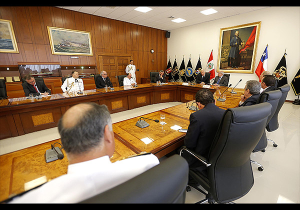 Ministro de defensa de Chile, con  par de Per 2