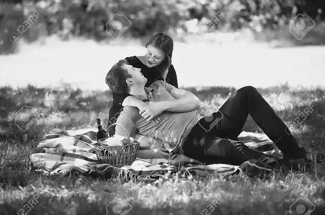 41603168-Retrato-blanco-y-negro-de-la-pareja-rom-ntica-abrazando-en-comida-campestre-en-el-parque-Foto-de-archivo