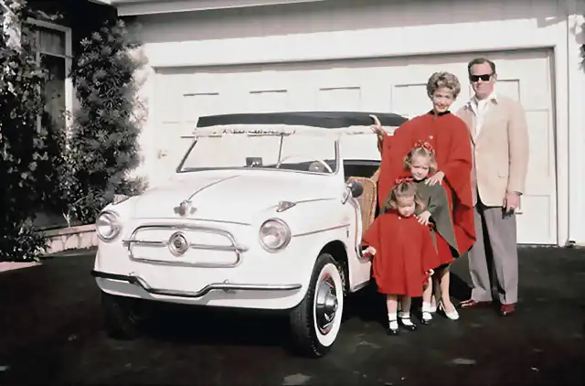 Jane Powell und Patrick Nerney mit Kindern und Fiat 600 Jolly