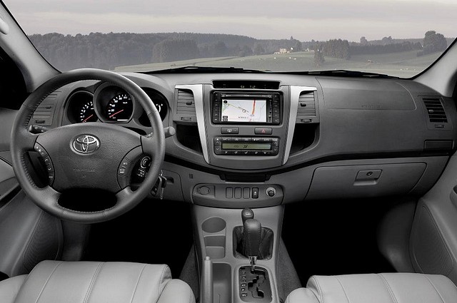 toyota-hilux-interior12