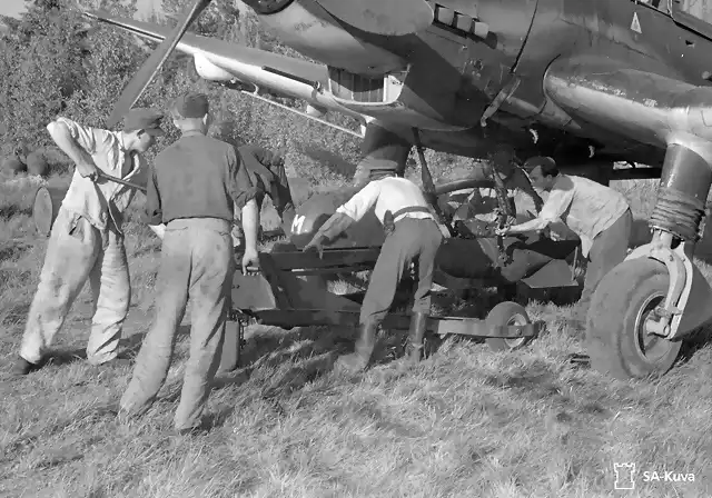 Junkers-Ju-87D5-Stuka-1.SG3-(S7+MH)-being-rearmed-at-Immola-28th-Jun-1944-01