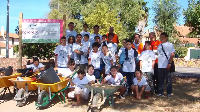 04-Equipo de voluntarios satisfechos de la limpieza-Fot,J.Ch.Q.-22.09.12