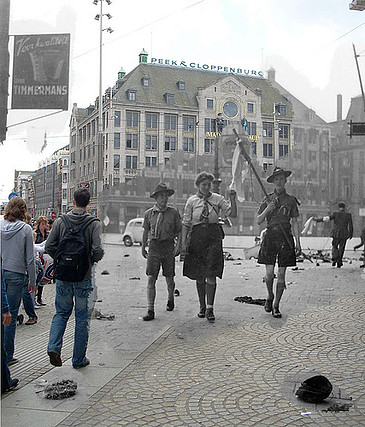 Fotomontaje. Mezclando fotos de la Amsterdam de la WWII y de la actualidad
