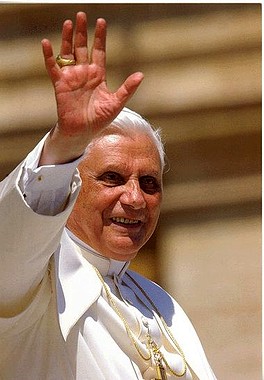 BENEDICTO XVI DICIENDO ADIOS