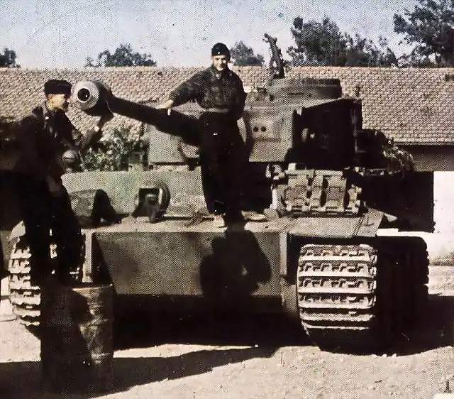 Panzer VI Tiger with its crew2