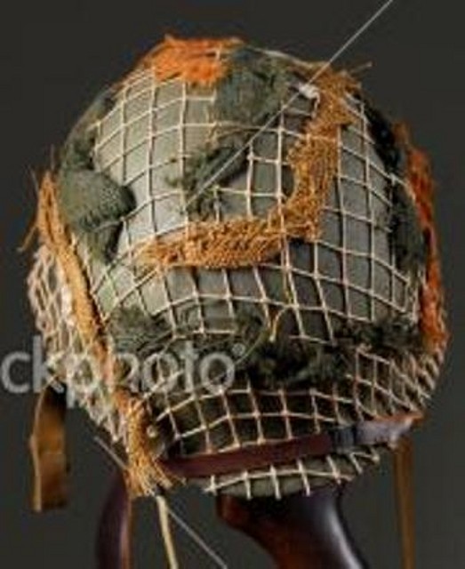 Cascos mejorado_6779068-us-paratrooper-helmet-on-rifle