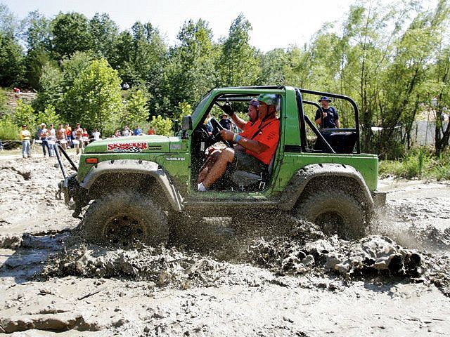 129_0703_16_z+1988_suzuki_samurai+drivers_side_view_mud