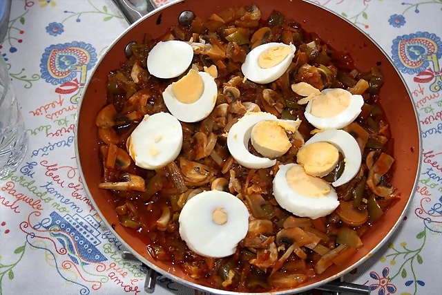 Setas con verduras y huevo duro