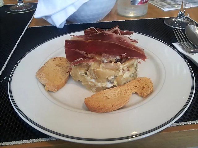 Revuekto de patatas con jamón Revuekto de patatas con jamón
