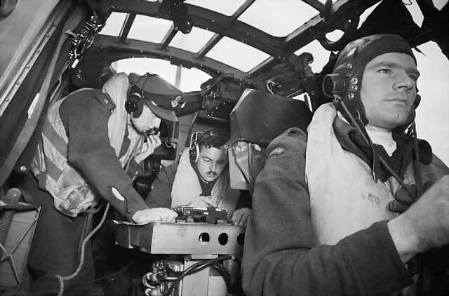 whitley-mk-vii-crew-aug-1942-iwm-ch-7048-560960-640