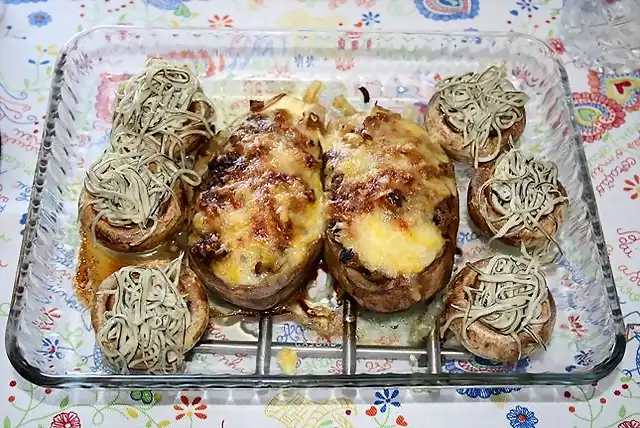 Berenjenas rellenas con championes y gulas