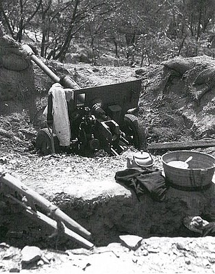 cañon de 76mm. capturado a los Nor-coreanos en Inchon.