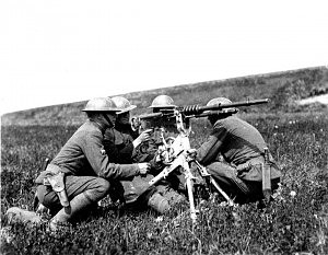 Soldados americanos sirviendo en una ametralladora Hotchkiss de fabricacin francesa duranta la WWI