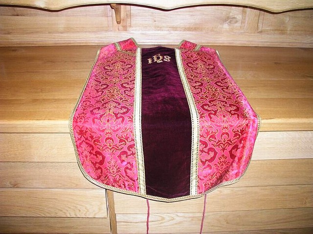 casulla-rosa-polonia casulla-rosa-polonia