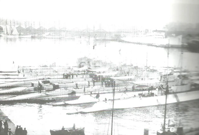 submarinos republicanos, anclados en el puerto.