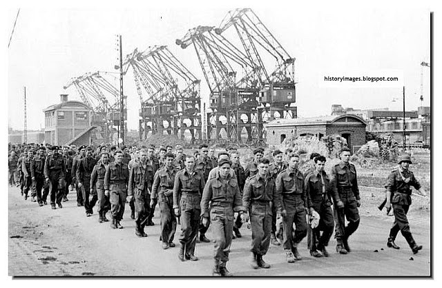 captured-allied-soldiers-dieppe-raid-1942