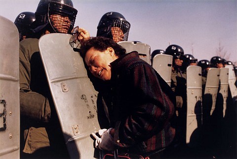 1987 Una madre, en Kuro, implora sobre el escudo del polica por la libertad de su hijo arrestado por acusar el fraude electoral en Corea del Sur