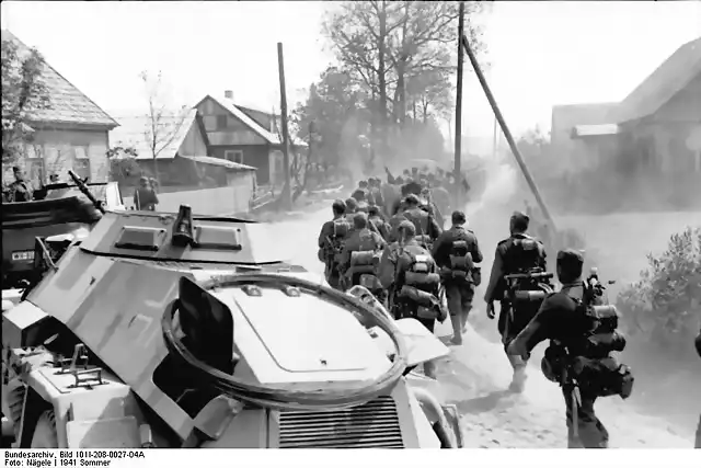 SdkFz 221 Bundesarchiv_Bild_101I-208-0027-04A,_Russland-Nord,_Soldaten_auf_dem_Marsch_durch_Dorf