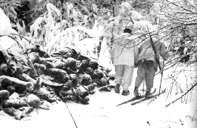 fineses pasan por el lado de un montn de cadveres rusos.