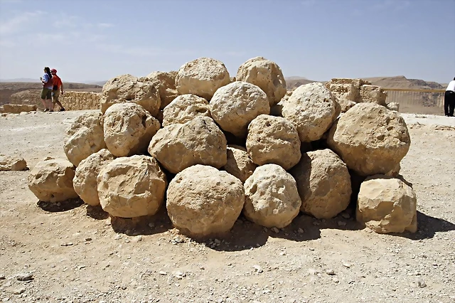 rocas usadas  por los defensores de Masada