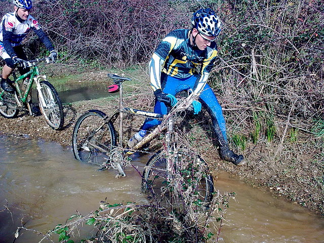 Javier arrastrando la bici.