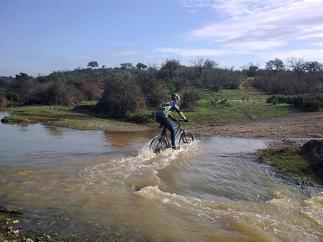 Javier cruzando el ro