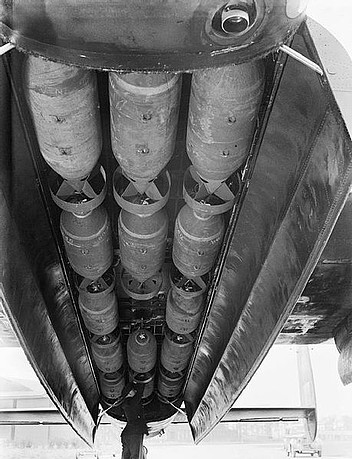 Bodega de armas de un Avro Lancaster momentos antes de salir hacia una misin sobre Europa en la WWII