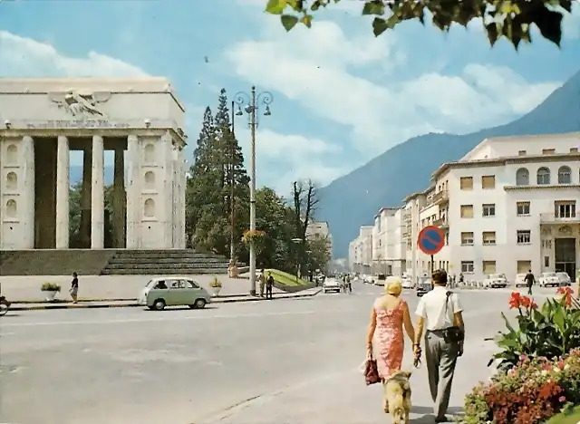 Bozen - Platz am Siegesdenkmal