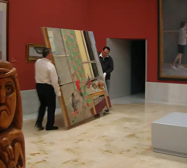 martin robles y personal del museo trasladando una de las obras