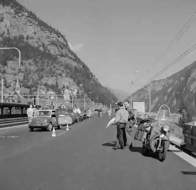 G?schenen - Verladung im Autoreisezug am Gotthardtunnel, 1961, 2