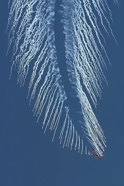 Lanzamiento de bengalas de un AC-130