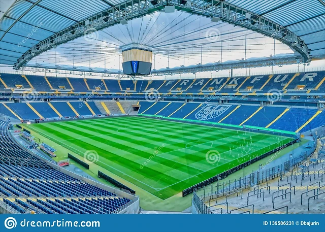 estadio-del-eintracht-frankfurt-main-alemania-de-enero-arena-vaci&#769;a-commerzbank-fu&#769;tbol-con-la-construccio&#769;n-closeable-tejado-139586231