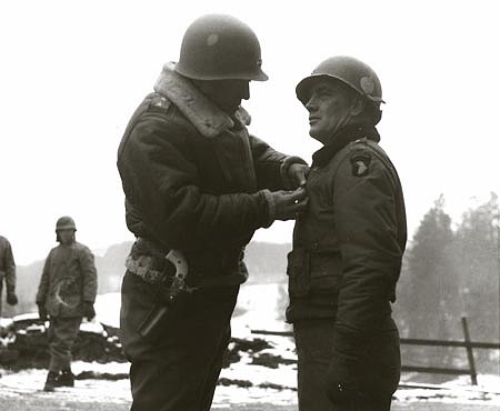 Patton condecora al  General Anthony McAuliffe con la Cruz de Mritos Distinguidos por la defensa de Bastogne