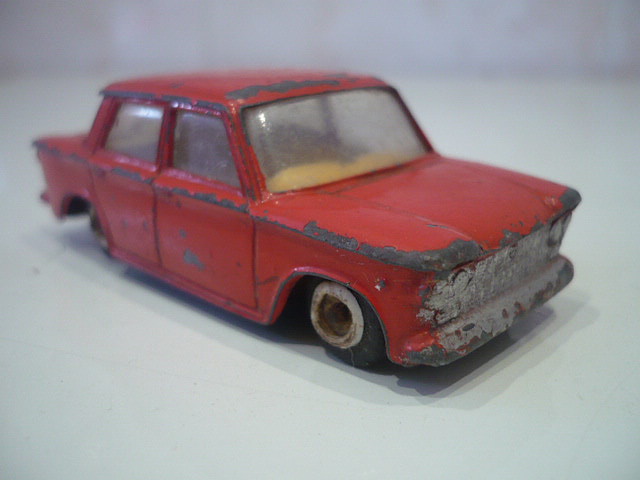 4b Fiat 1500 rojo ruedas goma 1