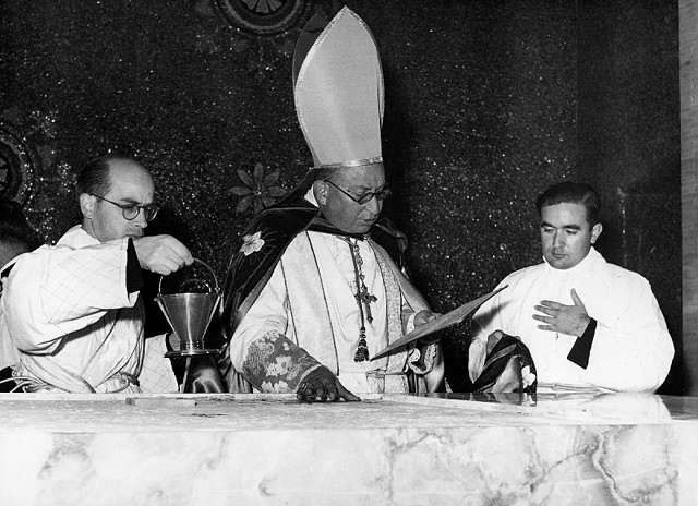 el cardenal garibi rivera consagrando un altar